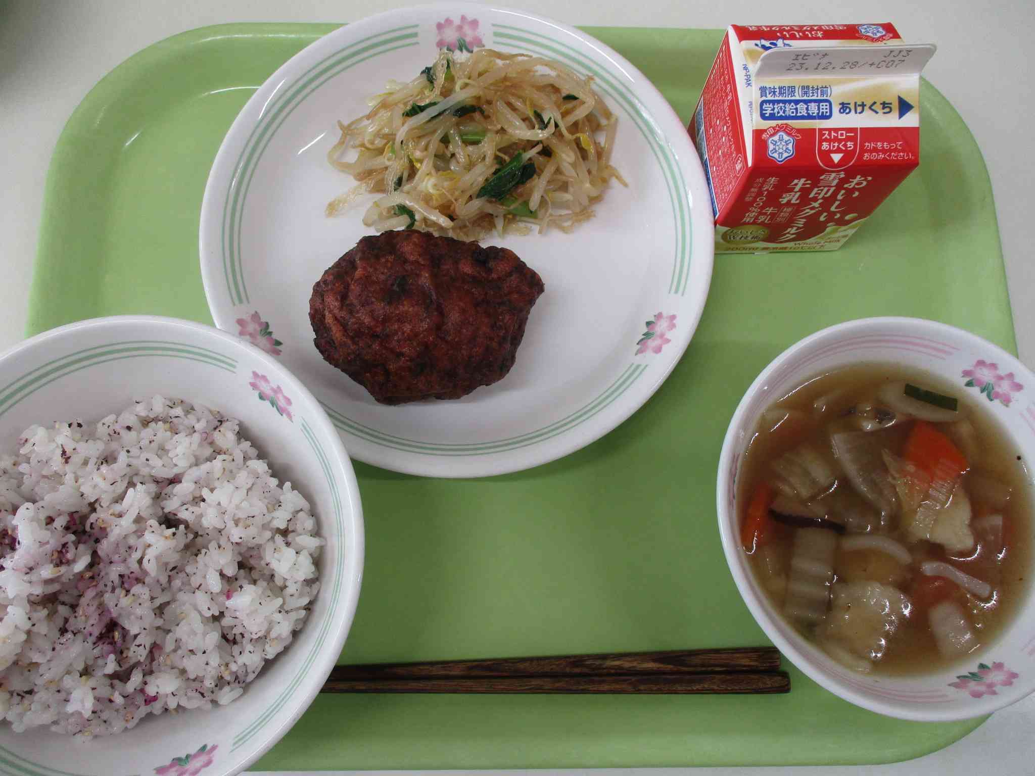 給食 品川区立第二延山小学校